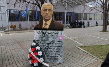 PSD e vendos fotografinë e Ivanoviqit para Qeverisë, Molliqaj e krahason Kurtin me Enver Hoxhën