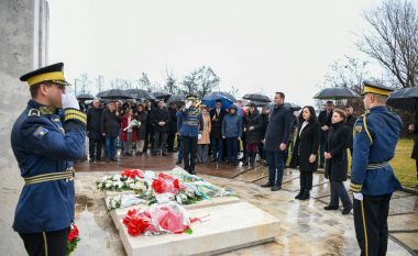 Në 41-vjetorin e rënies së Jusuf e Bardhosh Gërvallës dhe Kadri Zekës, Osmani dhe Konjufca priten në Dubovik nga Donika Gërvalla  