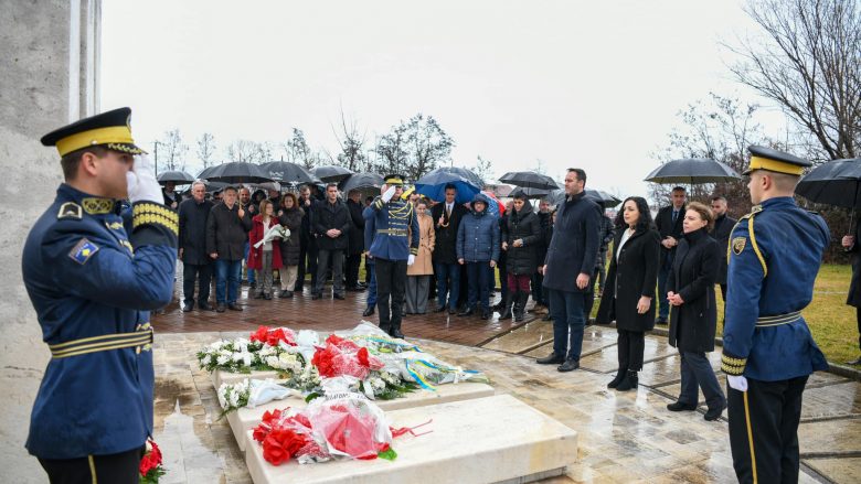 Në 41-vjetorin e rënies së Jusuf e Bardhosh Gërvallës dhe Kadri Zekës, Osmani dhe Konjufca priten në Dubovik nga Donika Gërvalla  