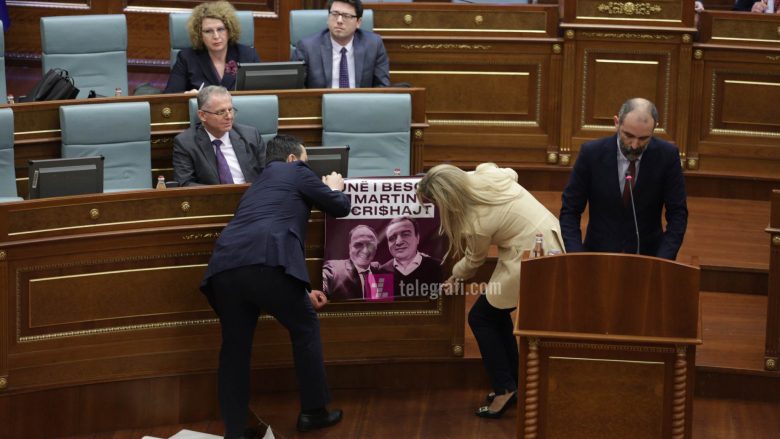 “Unë i besoj Martin Berishajt”, deputetët e PDK-së e vendosin një fotografi te ulësja e Kurtit në Kuvend
