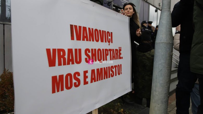 “Ivanoviqi vrau shqiptarë, mos e amnisto” – fëmijët e dëshmorëve vendosin pankartat në oborrin e Qeverisë