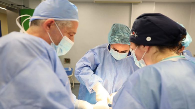 Nëna e re shpëton nga një tumor i rrallë pesë kilogram, mjekët në Tiranë realizojnë ndërhyrjen me sukses