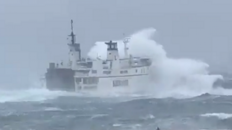 ‘Tërbohet’ moti, anija me pasagjerë ‘lufton’ mes dallgëve deri në tetë metra në ujërat e Italisë