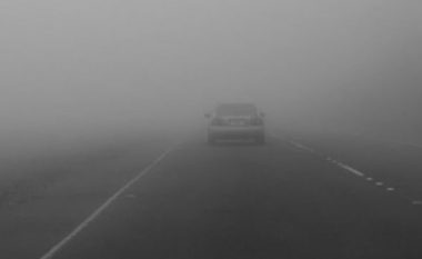 Mjegulla komplikon trafikun ajror në Shkup, dukshmëri e zvogëluar në disa rrugë