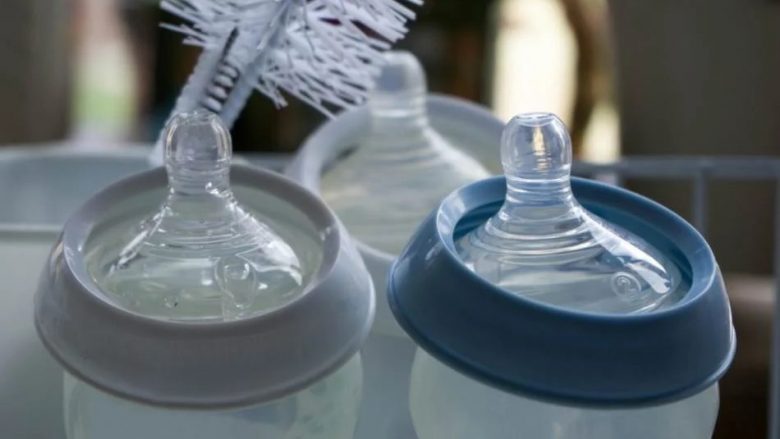Nëse i sterilizoni shishet, mund të mbroni beben nga diarreja dhe të vjellat