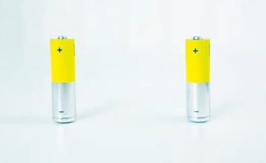 Truk i mahnitshëm: Si t’i dalloni bateritë e mbushura nga ato të harxhuarat?