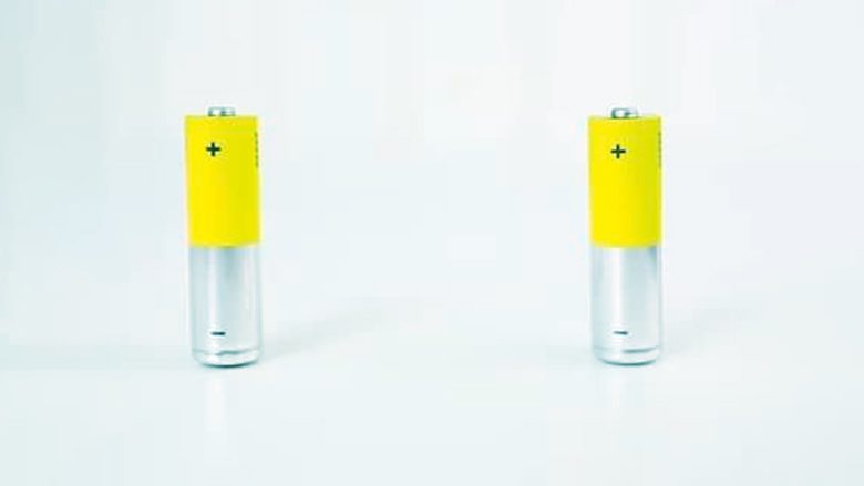 Truk i mahnitshëm: Si t’i dalloni bateritë e mbushura nga ato të harxhuarat?