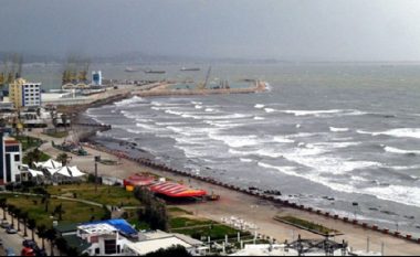 Përkeqësimi i kushteve atmosferike, autoritetet detare në Durrës kërkojnë marrjen e masave për të shmangur incidentet