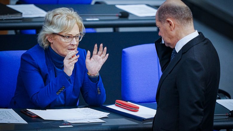 BILD: Ministria gjermane e Mbrojtjes planifikon të japë dorëheqje, kokëdhimbje për Scholzin