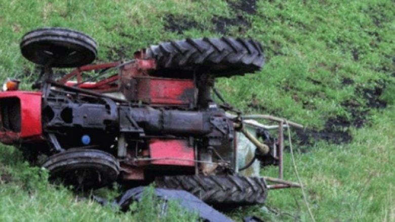 Kavadar: Duke u munduar ta tërheq një makinë me traktor, humb kontrollin dhe vdes shoferi