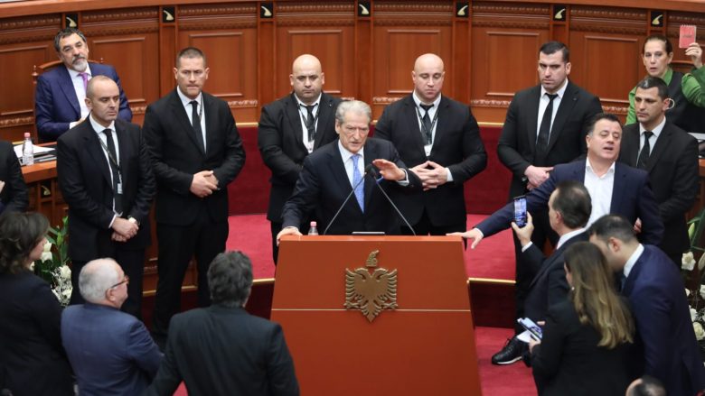 Kaos në Kuvendin e Shqipërisë, përjashtohet Berisha, opozita akuzon Ramën për lidhje me ish-zyrtarin e arrestuar të FBI-së