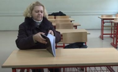 Në shkollën fillore “Emin Duraku” në Prishtinë ndjek mësimet edhe 54-vjeçarja nga Ferizaji
