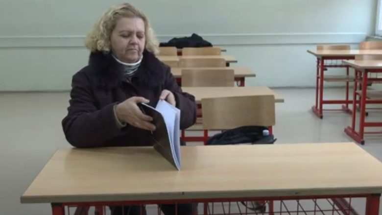 Në shkollën fillore “Emin Duraku” në Prishtinë ndjek mësimet edhe 54-vjeçarja nga Ferizaji