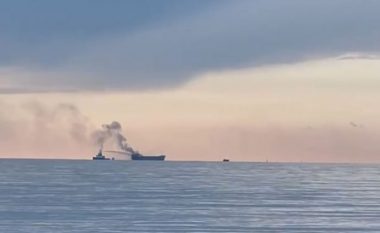 Merr flakë anija në Portin e Durrësit, evakuuohet ekuipazhi