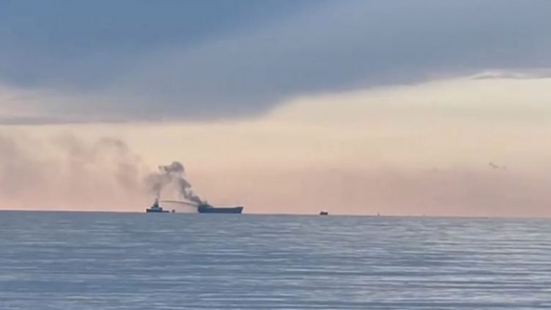 Merr flakë anija në Portin e Durrësit, evakuuohet ekuipazhi