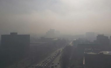 Ndotja e lartë e ajrit dëmton shëndetin: Rekomandohen mbajta e maskave në Maqedoni