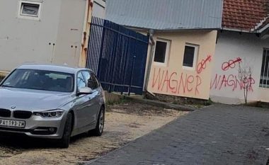 Grafite me emërtimin e grupit paramilitar rus 'Wagner' në veri të Mitrovicës