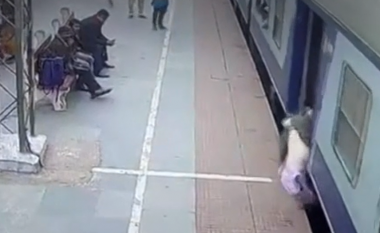 Momenti kur shpëtohet burri në Indi që rrezikoi të përfundonte poshtë trenit në lëvizje