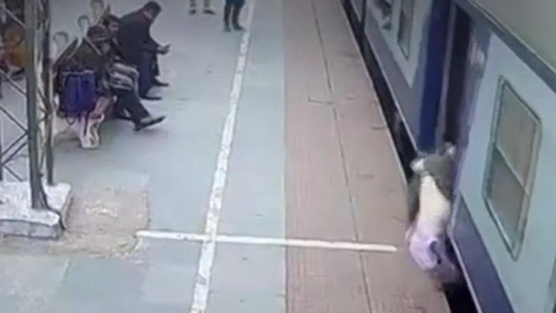 Momenti kur shpëtohet burri në Indi që rrezikoi të përfundonte poshtë trenit në lëvizje