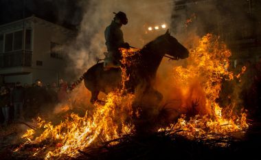 I zjarrtë dhe kontrovers: Një festival shekullor në të cilën kuajt kalojnë nëpër zjarr