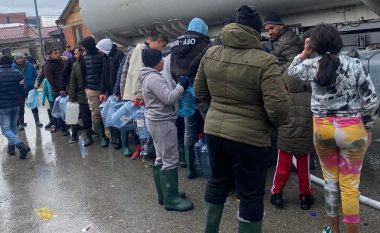 Ndërprerja e ujit në Mitrovicë për shkak të vërshimeve, banorët u furnizuan përmes cisternës