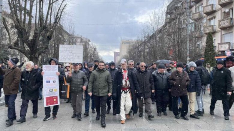 Zëdhënësi i AAK-së: Protesta e VV-së nga analfabetët e Kurtit, për ta tërhequr vëmendjen nga skandali i Martin Berishajt