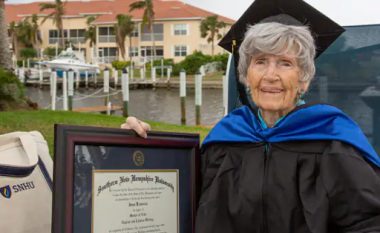 Një grua 89 vjeçare nga Florida merr titullin master