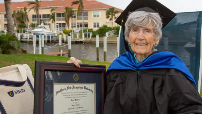 Një grua 89 vjeçare nga Florida merr titullin master