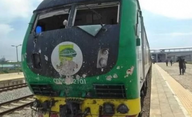 Dhjetëra të rrëmbyer derisa po pritnin një tren në Nigeri