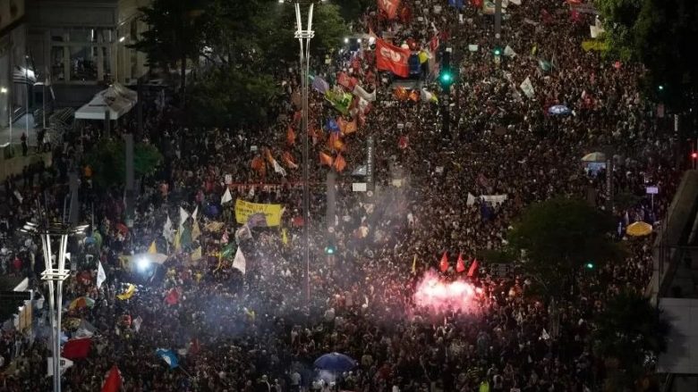 Në Brazil mbahen tubime të mëdha pro-demokracisë për të dënuar rebelët që sulmuan ndërtesat qeveritare