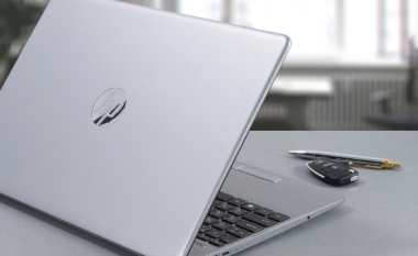 Procesori i këtij laptopi ka teknologjinë Hyper-threading  dhe ju mund ta gjeni me zbritje