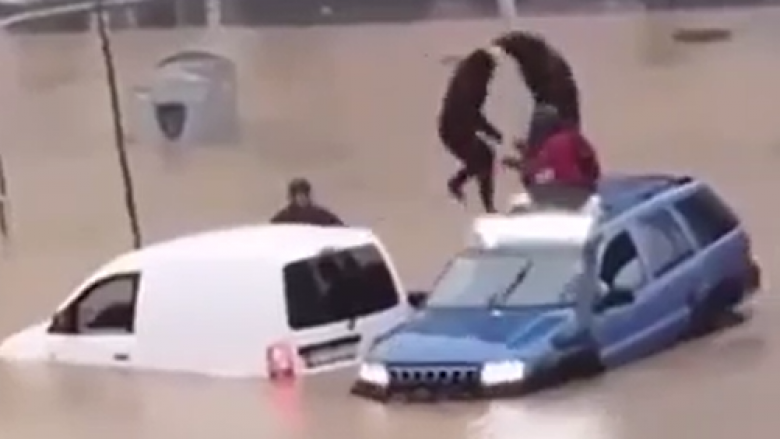 Momenti kur shpëtohen udhëtarët nga vetura e ngelur në ujë në Skenderaj