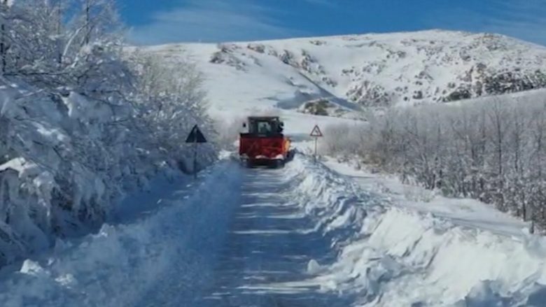 Trashësia e dëborës në Panarit të Korçës arriti një metër