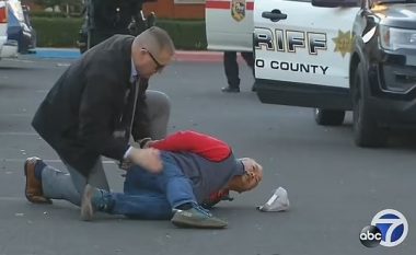Momenti i arrestimit të të dyshuarit që vrau shtatë persona pas “një mosmarrëveshje në vendin e punës” në Kaliforni