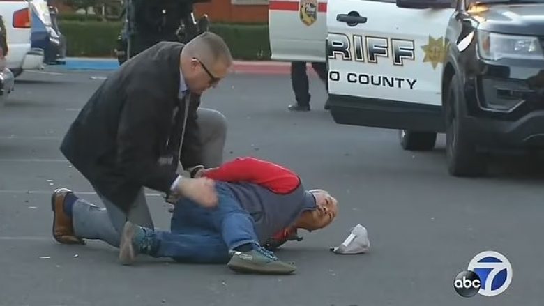 Momenti i arrestimit të të dyshuarit që vrau shtatë persona pas “një mosmarrëveshje në vendin e punës” në Kaliforni