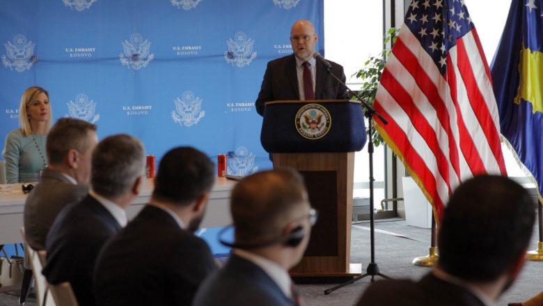 Ambasadori amerikan flet pas takimit për Asociacionin