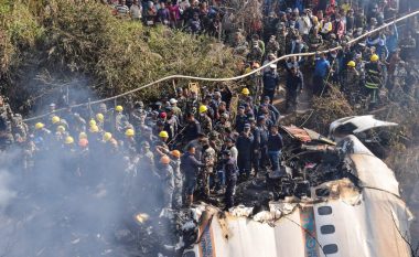 “Mund të jenë djegur,… dhe mund të mos zbulohen”: Vazhdon kërkimi për dy pasagjerët e fundit, pas rrëzimit të aeroplanit në Nepal