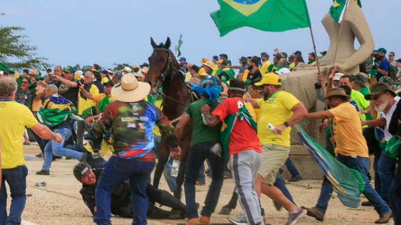 Protestat e dhunshme në Brazil – përveç sulmit ndaj policit, protestuesit tmerruan edhe kalin e tij