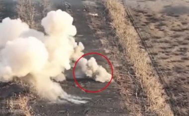 Tanku rus bie në një minë ukrainase – pamje tregojnë momentin kur bëhet ‘zjarr e pluhur’ dhe reagimin e ushtarëve që ishin brenda