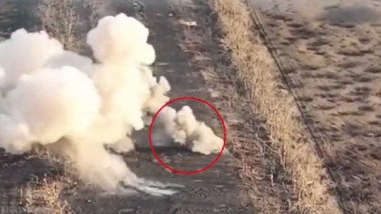 Tanku rus bie në një minë ukrainase – pamjet tregojnë momentin kur bëhet ‘zjarr e pluhur’ dhe reagimin e ushtarëve që ishin brenda