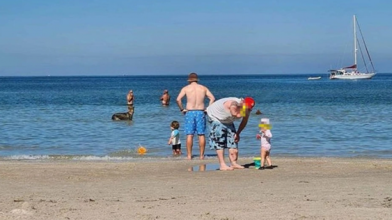 Një familje australiane mbeti e tmerruar pasi dalloi detajin rrëqethës në sfondin e fotos së tyre të plazhit