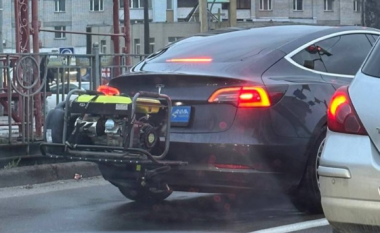 Nuk ka rrymë, s’ka problem – dikush “ngjiti gjeneratorin për veturën Tesla”, derisa po qarkullonte nëpër qytet