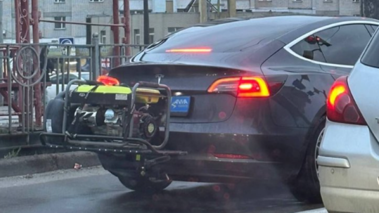 Nuk ka rrymë, s’ka problem – dikush “ngjiti gjeneratorin për veturën Tesla”, derisa po qarkullonte nëpër qytet