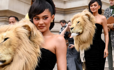 Kylie Jenner kritikohet për paraqitjen me kokën e luanit në fustanin e saj në Javën e Modës në Paris