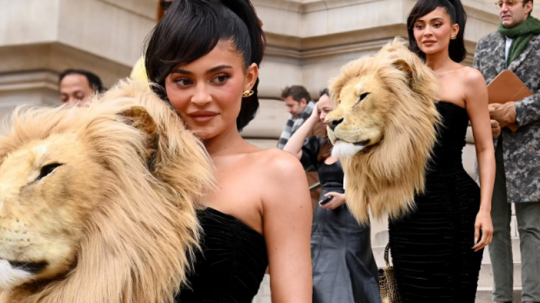 Kylie Jenner kritikohet për paraqitjen me kokën e luanit në fustanin e saj në Javën e Modës në Paris