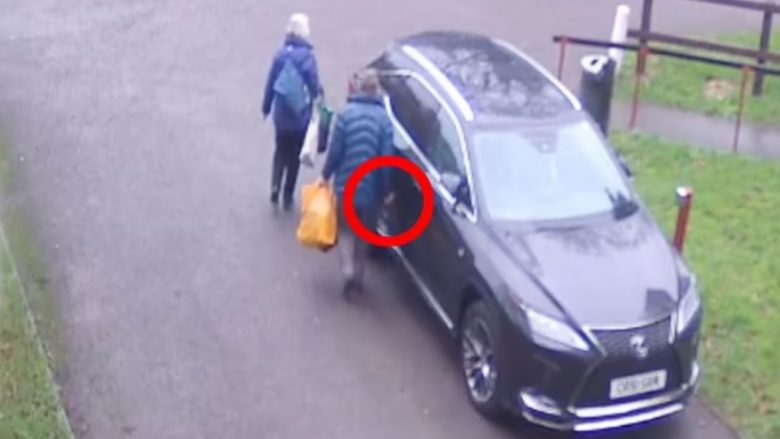 Pensionisti xheloz në Angli hakmerret ndaj fqinjit të tij duke ia “gërvishtur” veturën me çelës