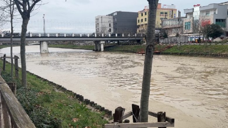 Reshje intensive të shiut, paralajmërim për përmbytje në Shkodër e Lezhë