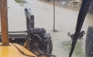 Situata nga vërshimet në Mitrovicë, pamje nga përpjekjet e KRU Prishtinës për zhbllokimin e rrugëve