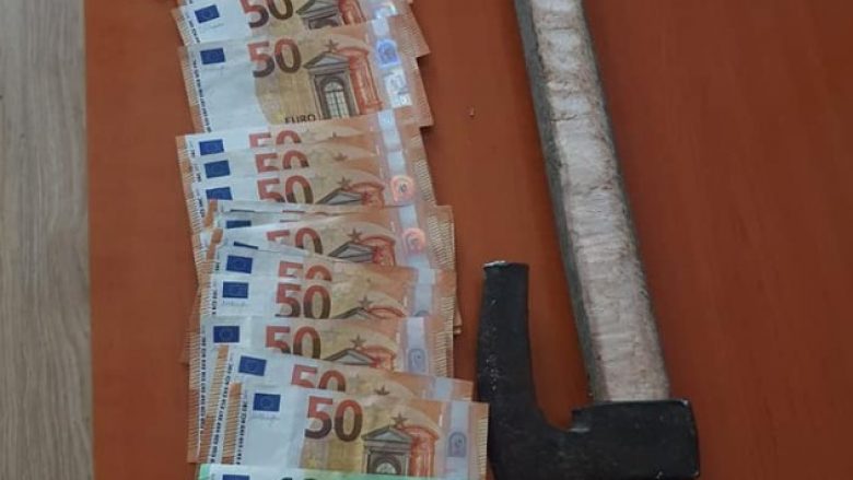 Duke kërcënuar me sëpatë vodhi dymijë euro në një institucion mikrofinanciar, arrestohet 28 vjeçari në Gjakovë