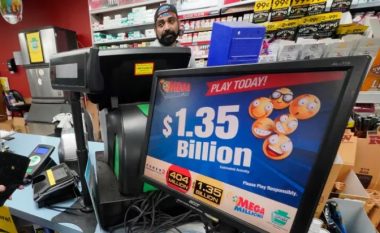“Dhe pas 25 javëve kemi një fitues…” – një person fatlum fiton 1.35 miliard dollarë në lotarinë e SHBA-së